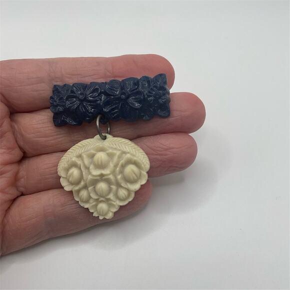 Vintage 1930s Carved Celluloid Floral Brooch Blue and white dangle pin - Picture 4 of 6